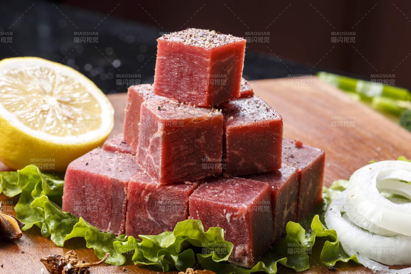 牛腿针扒肉摆放在木质砧板上