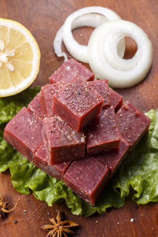 牛腿针扒肉摆放在木质砧板上