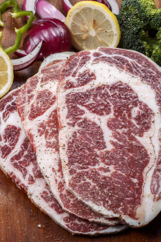 牛眼肉摆放在木质砧板上