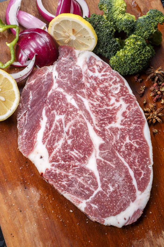 顶级雪花和牛摆放在木质砧板上