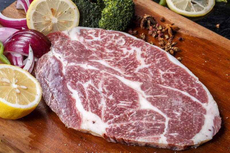 顶级雪花和牛摆放在木质砧板上