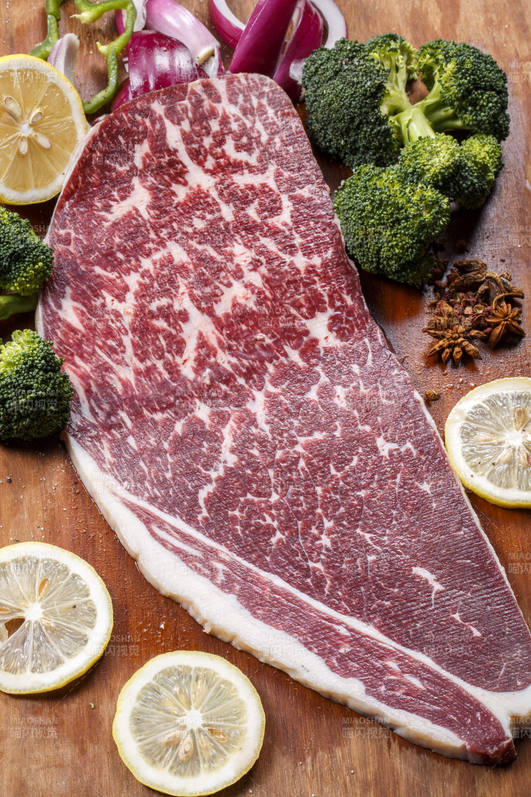 牛臀肉摆放在木质砧板上