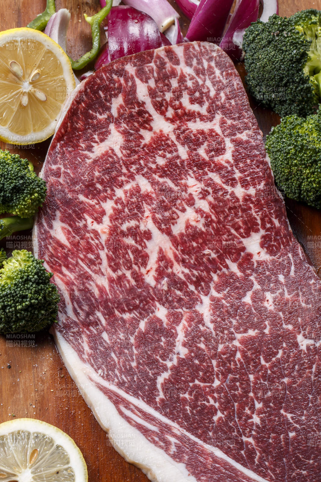 牛臀肉摆放在木质砧板上