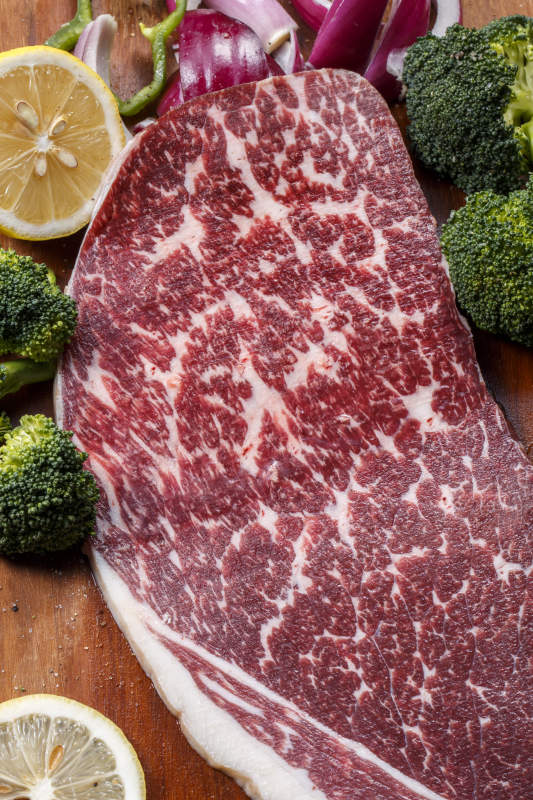 牛臀肉摆放在木质砧板上