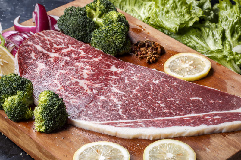 牛臀肉摆放在木质砧板上