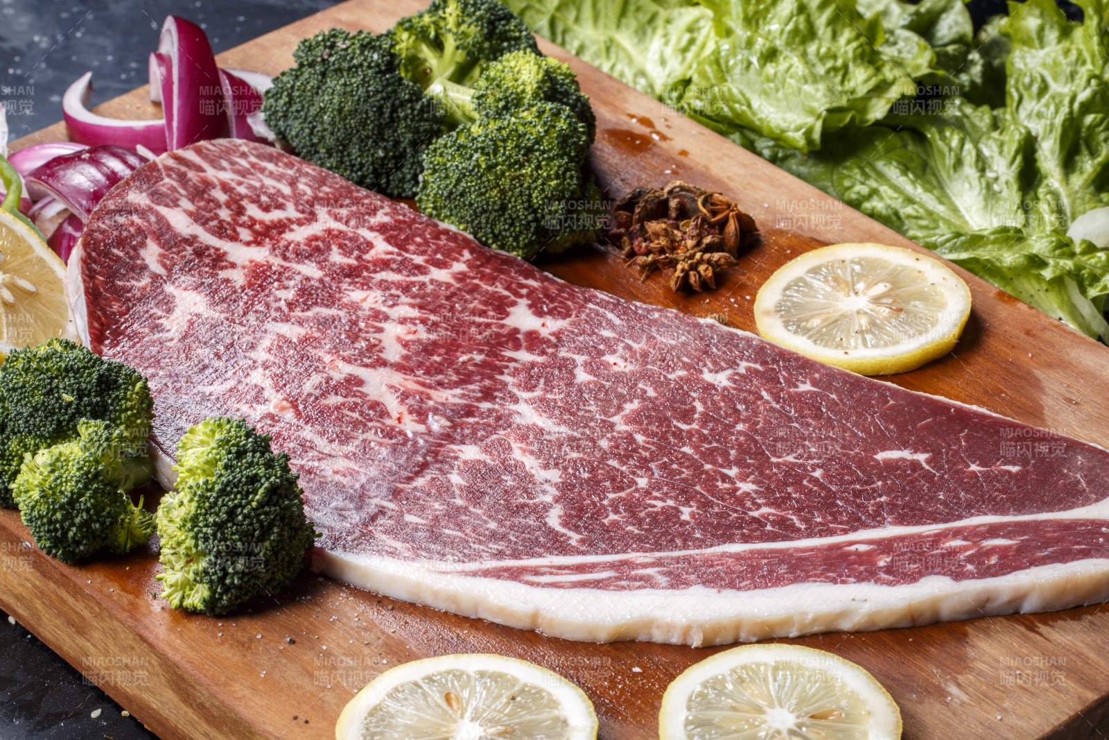 牛臀肉摆放在木质砧板上