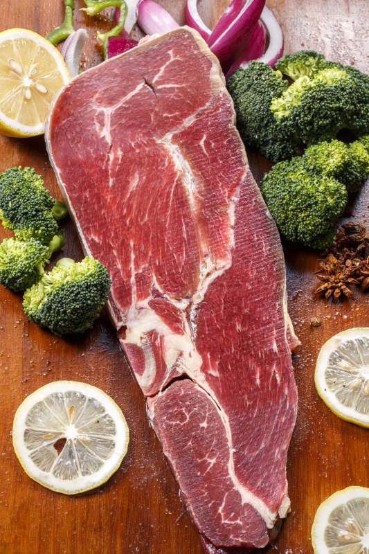 牛肩胛三角肉摆放在木质砧板上