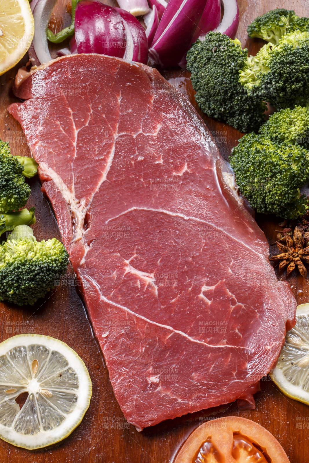 牛臀肉摆放在木质砧板上
