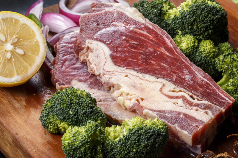 牛腹肉牛腩摆放在木质砧板上