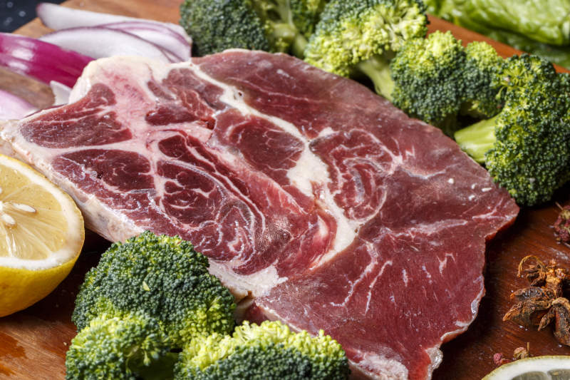 后牛腱肉摆放在木质砧板上