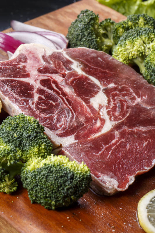 后牛腱肉摆放在木质砧板上