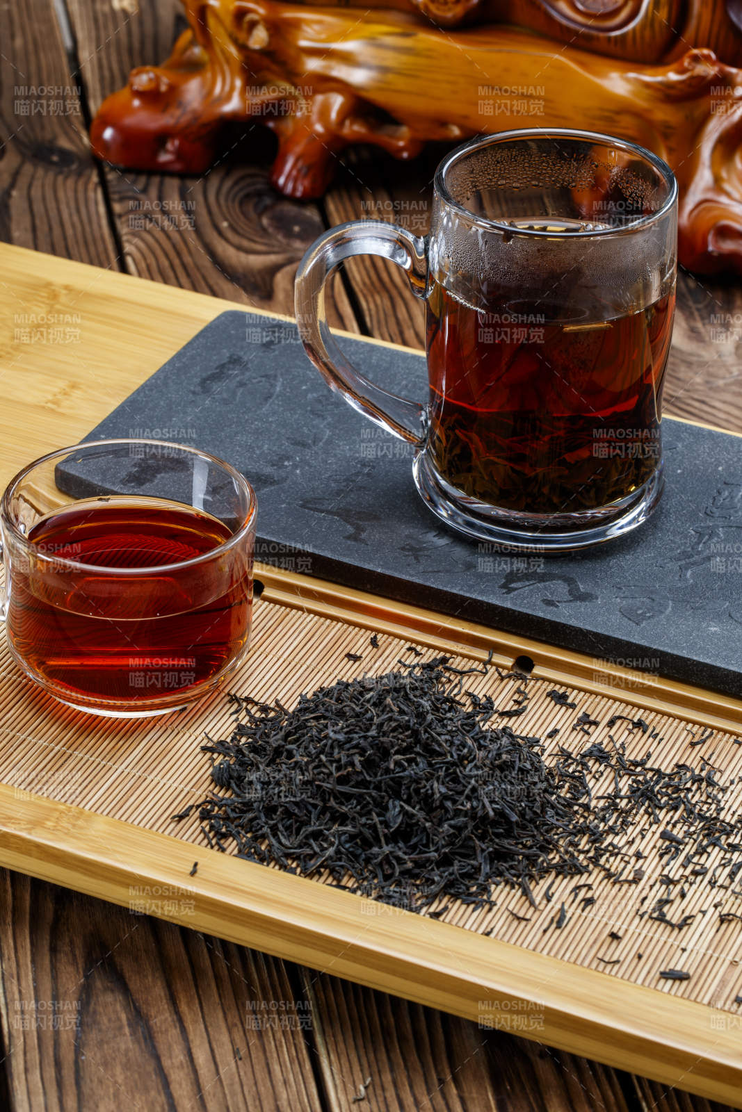 高级白瓷茶具装的沏好的普洱红茶