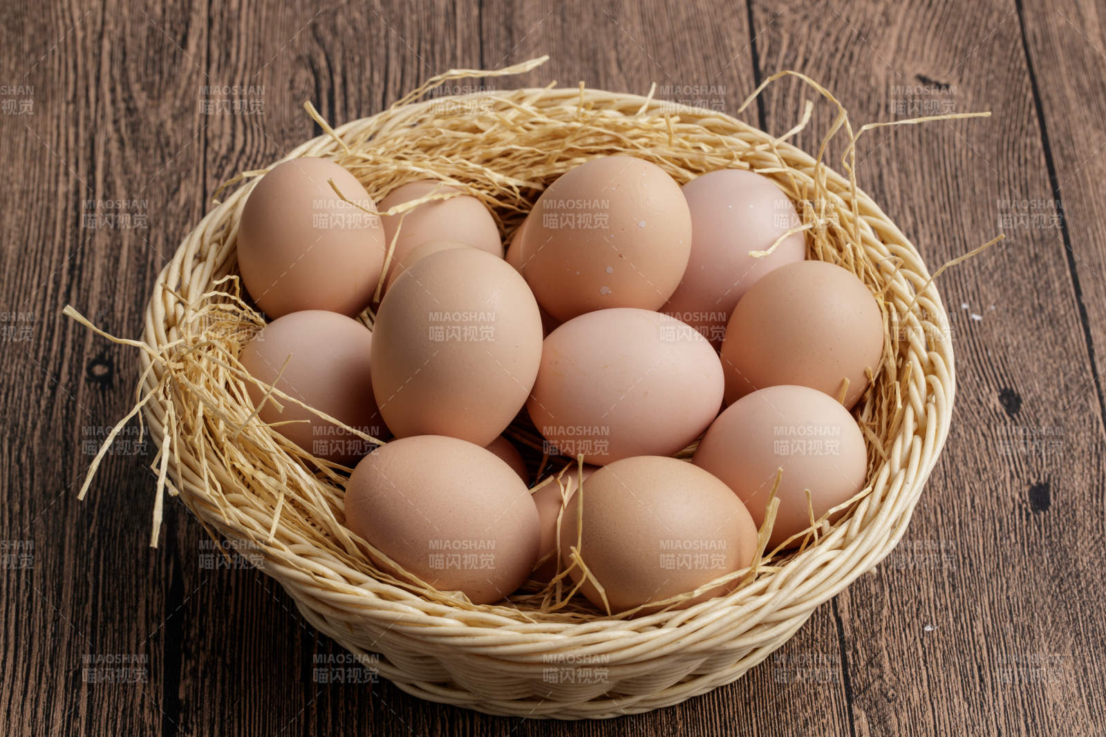 木质底纹上的竹笸箩装满了美味的油鸡蛋