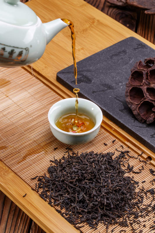 高级白瓷茶具装的沏好的普洱红茶