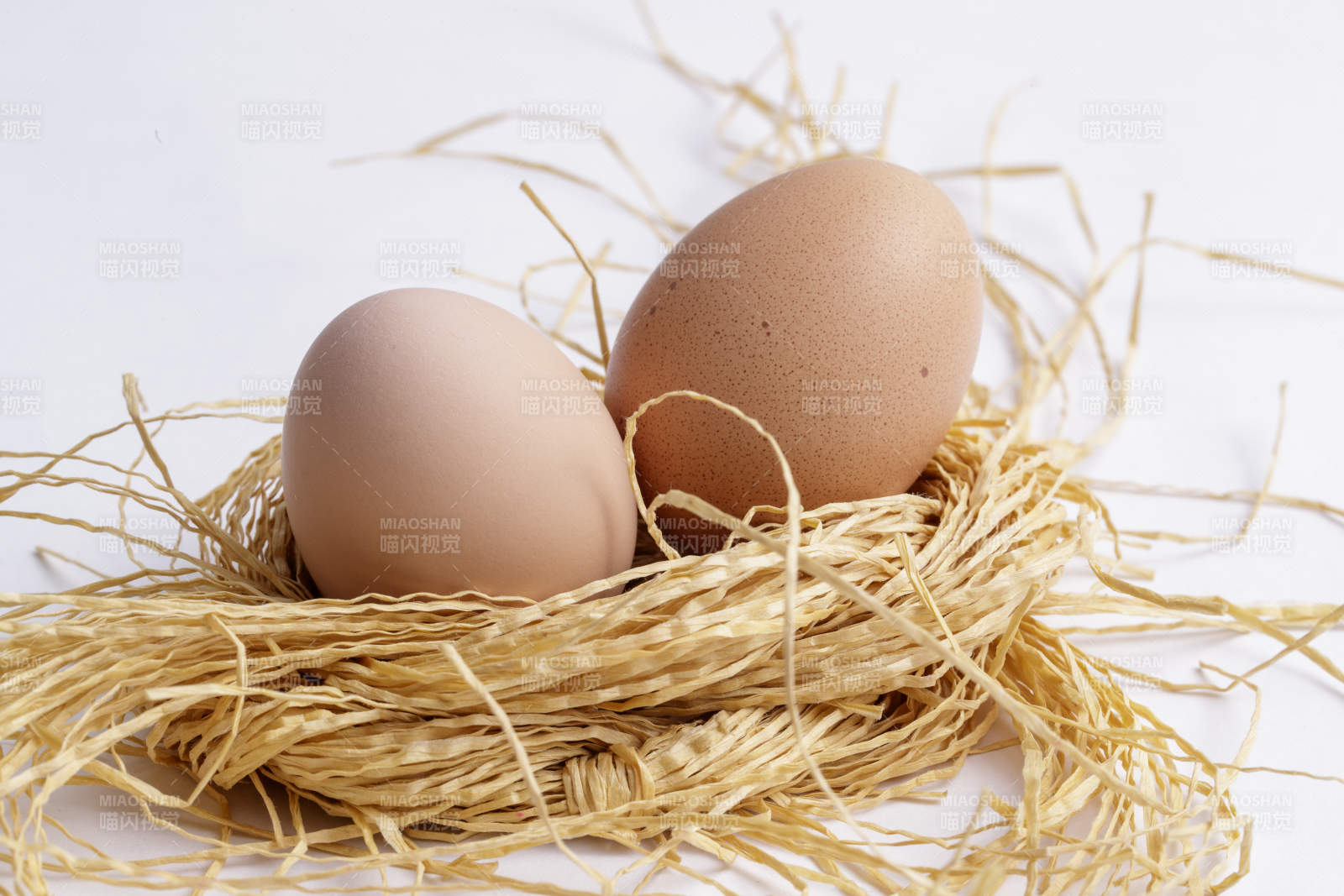 木质底纹上的竹笸箩装满了美味的油鸡蛋