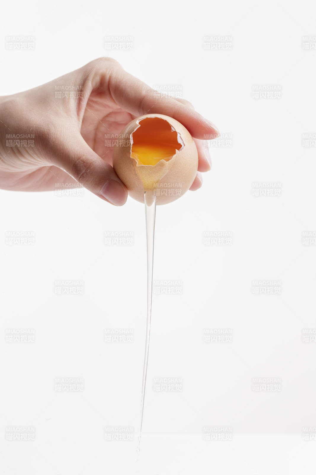 手中的開口油雞蛋將蛋清倒出