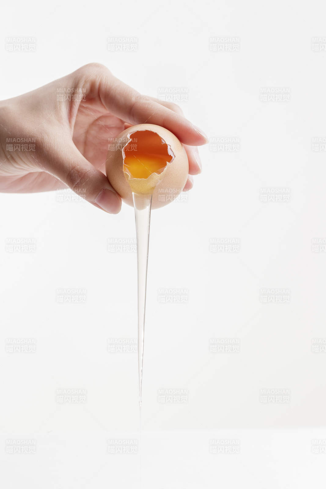 手中的開口油雞蛋將蛋清倒出