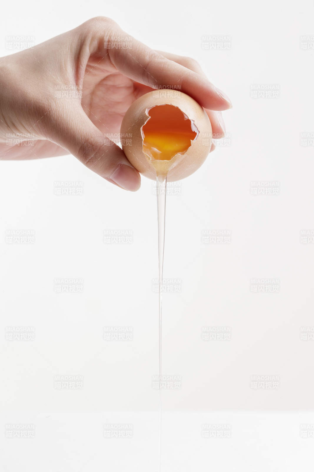 手中的開口油雞蛋將蛋清倒出