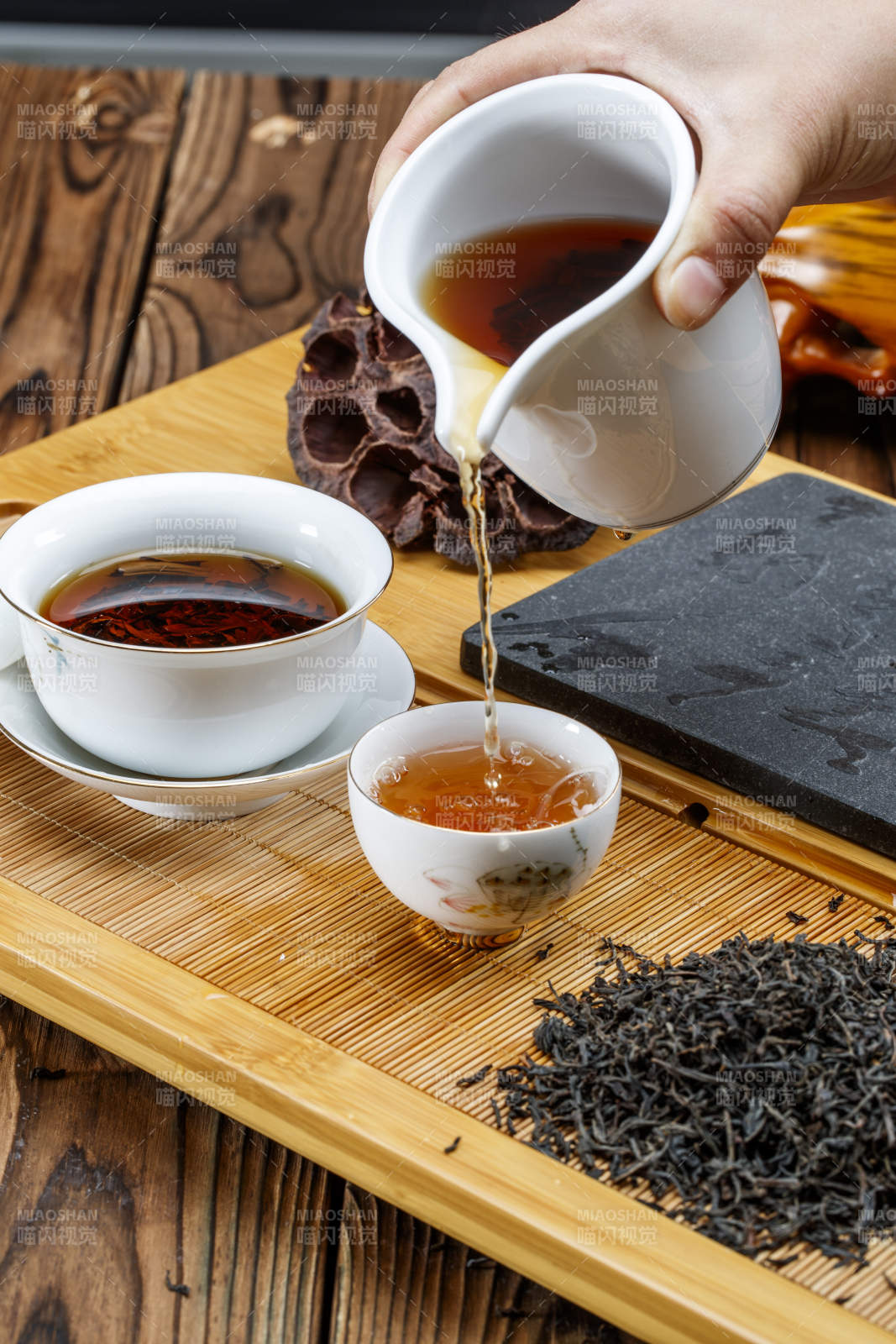 高级白瓷茶具装的沏好的普洱红茶