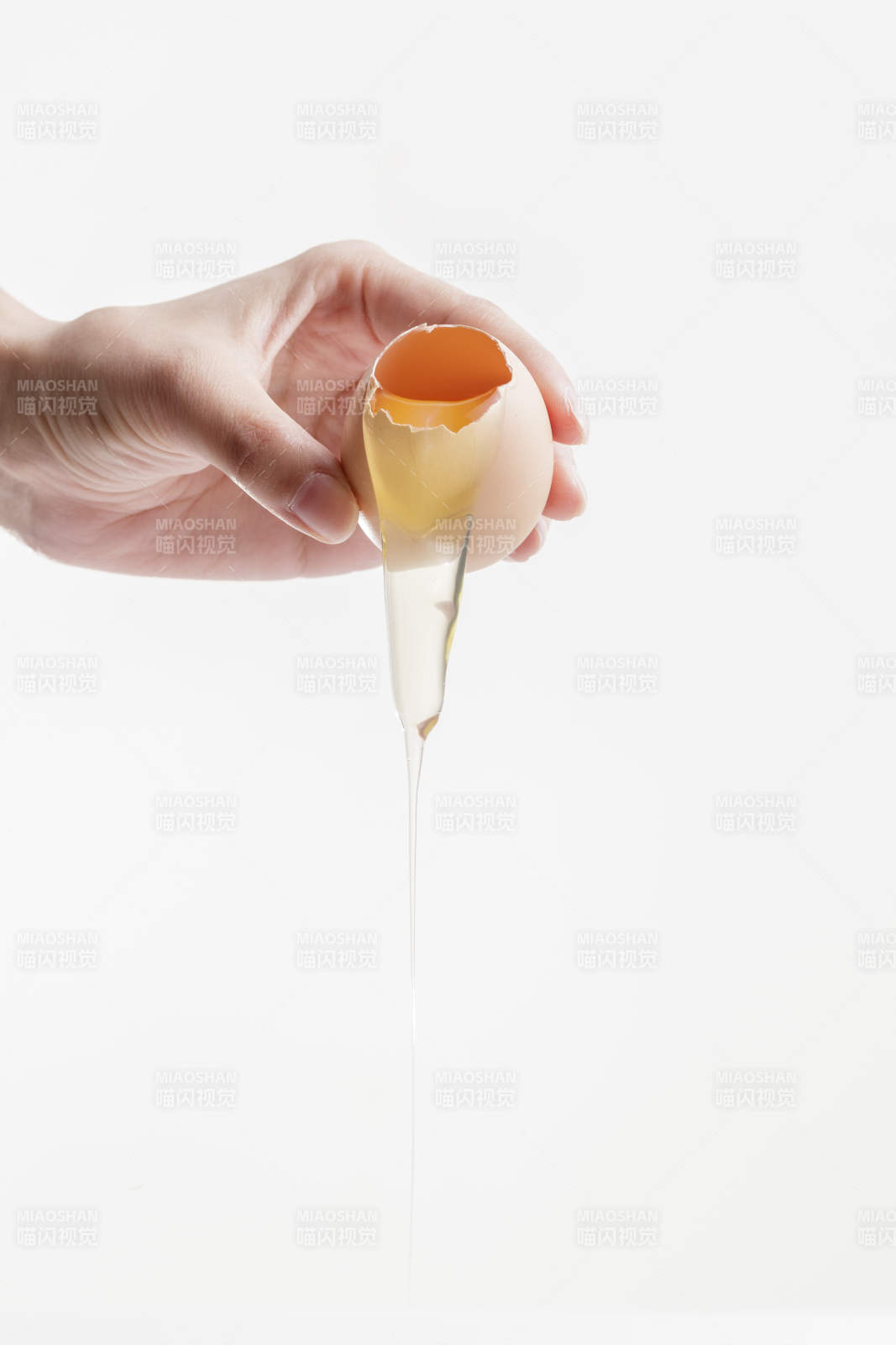 手中的開(kāi)口油雞蛋將蛋清倒出