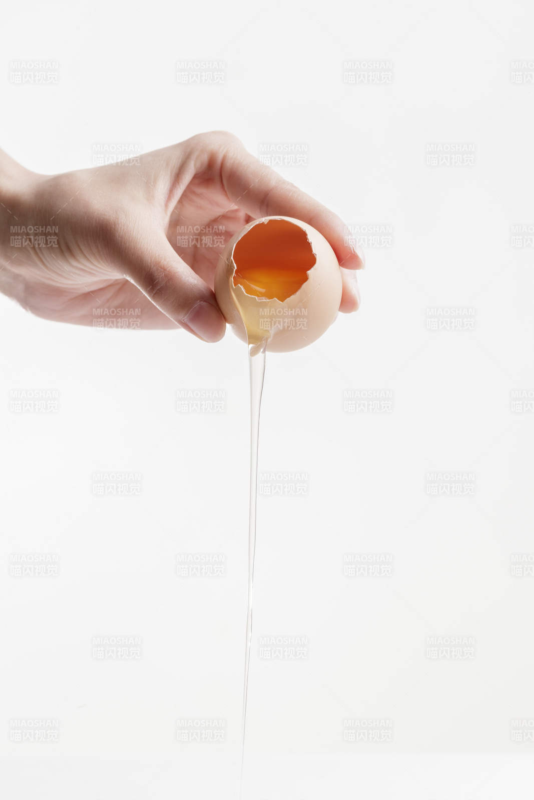 手中的開口油雞蛋將蛋清倒出