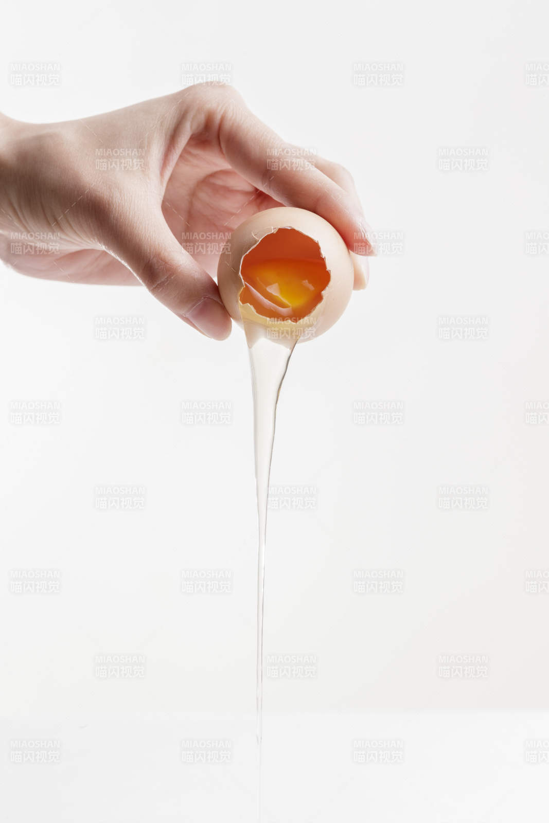 手中的開口油雞蛋將蛋清倒出