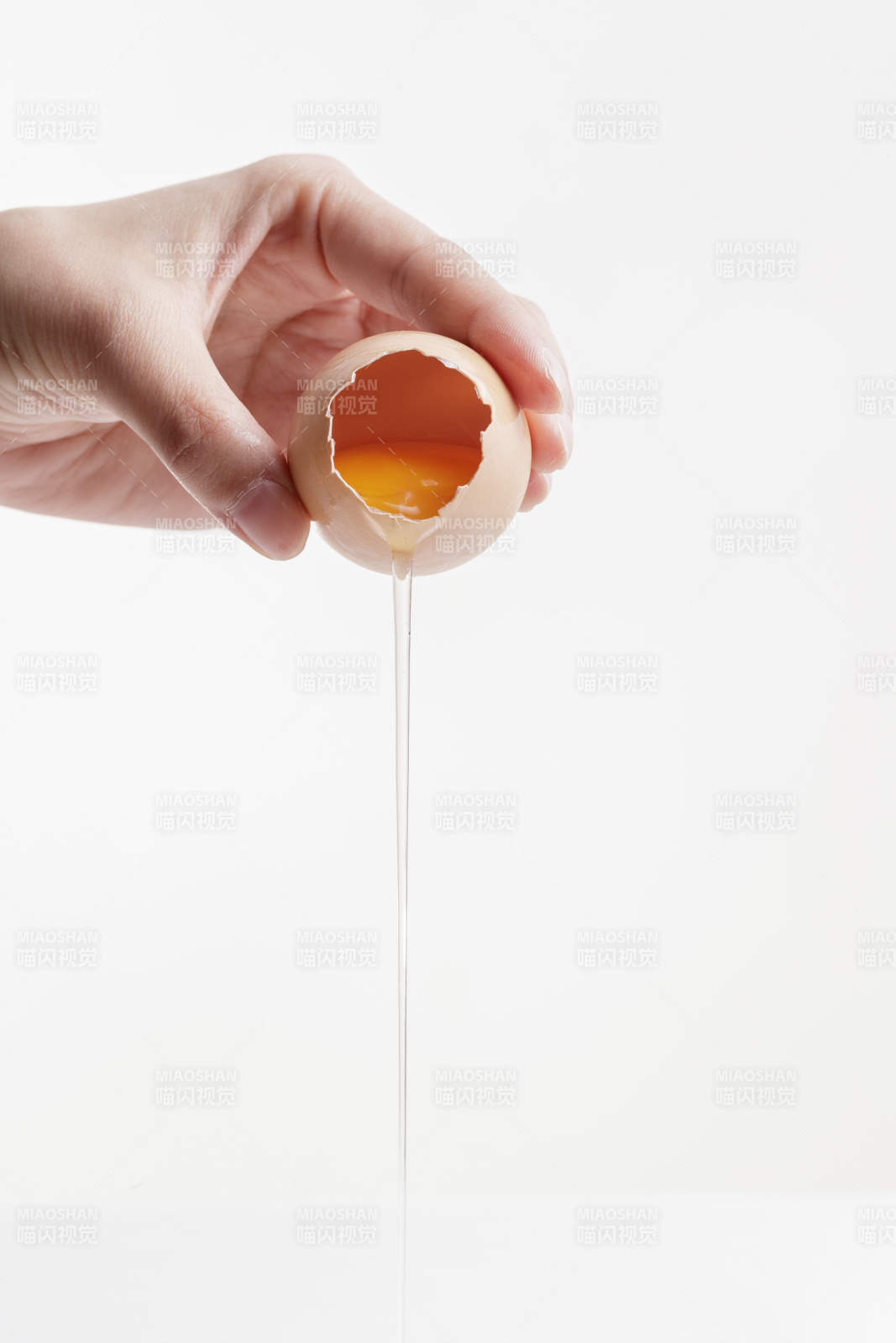 手中的開口油雞蛋將蛋清倒出