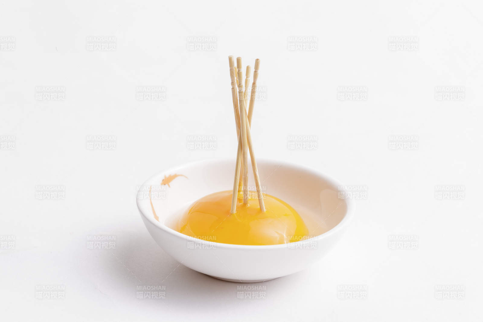 可另牙簽樹立的質地柔韌色澤金黃營養豐富的油雞蛋黃