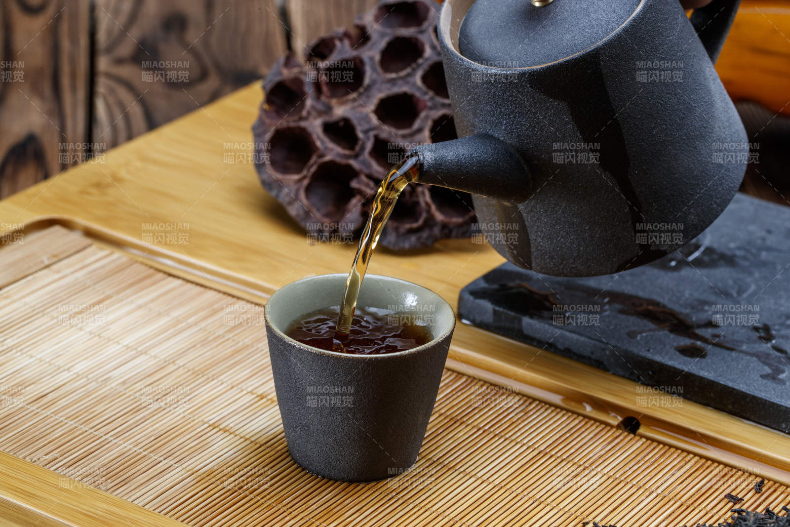 高级白瓷茶具装的沏好的普洱红茶