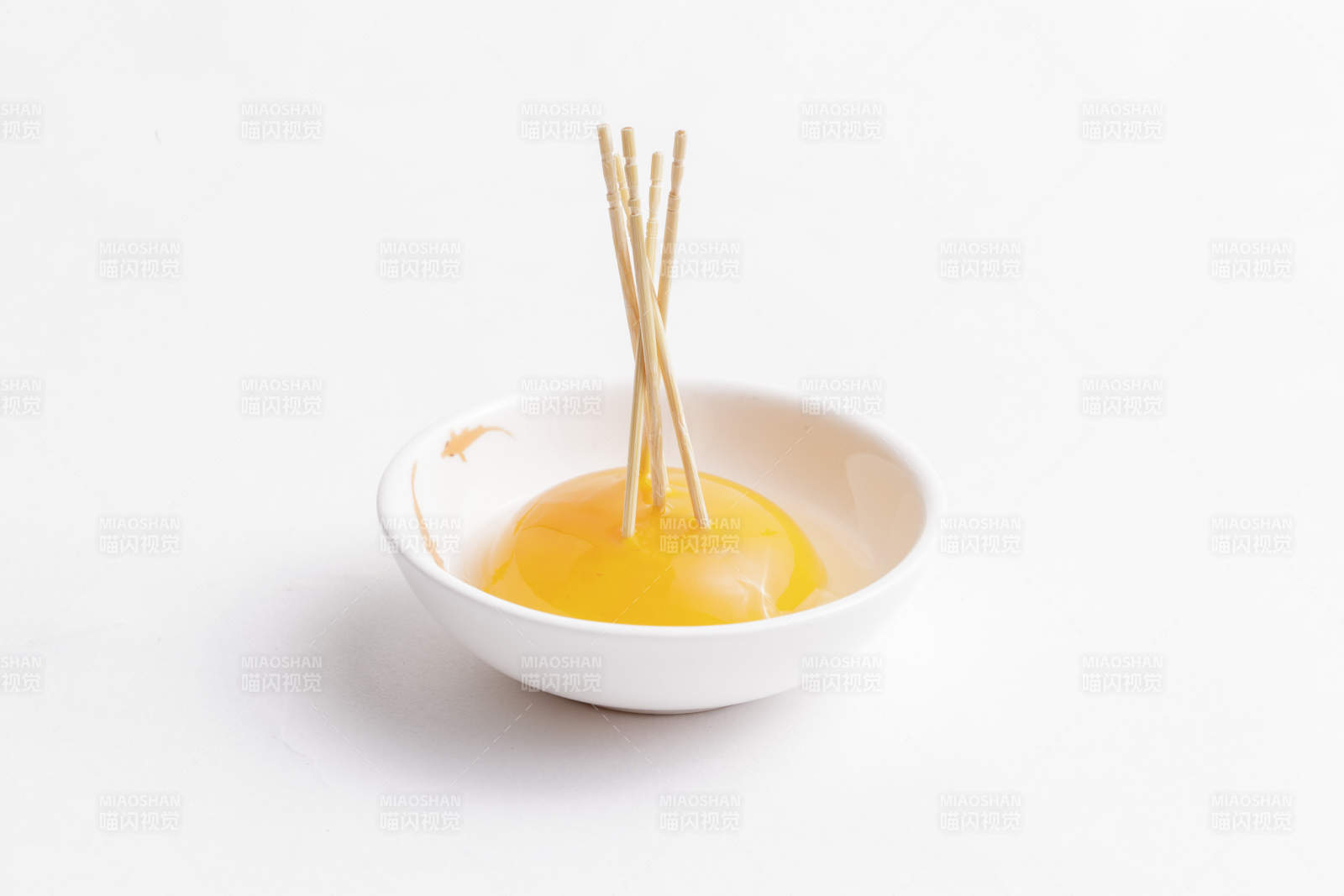 可另牙簽樹立的質地柔韌色澤金黃營養豐富的油雞蛋黃