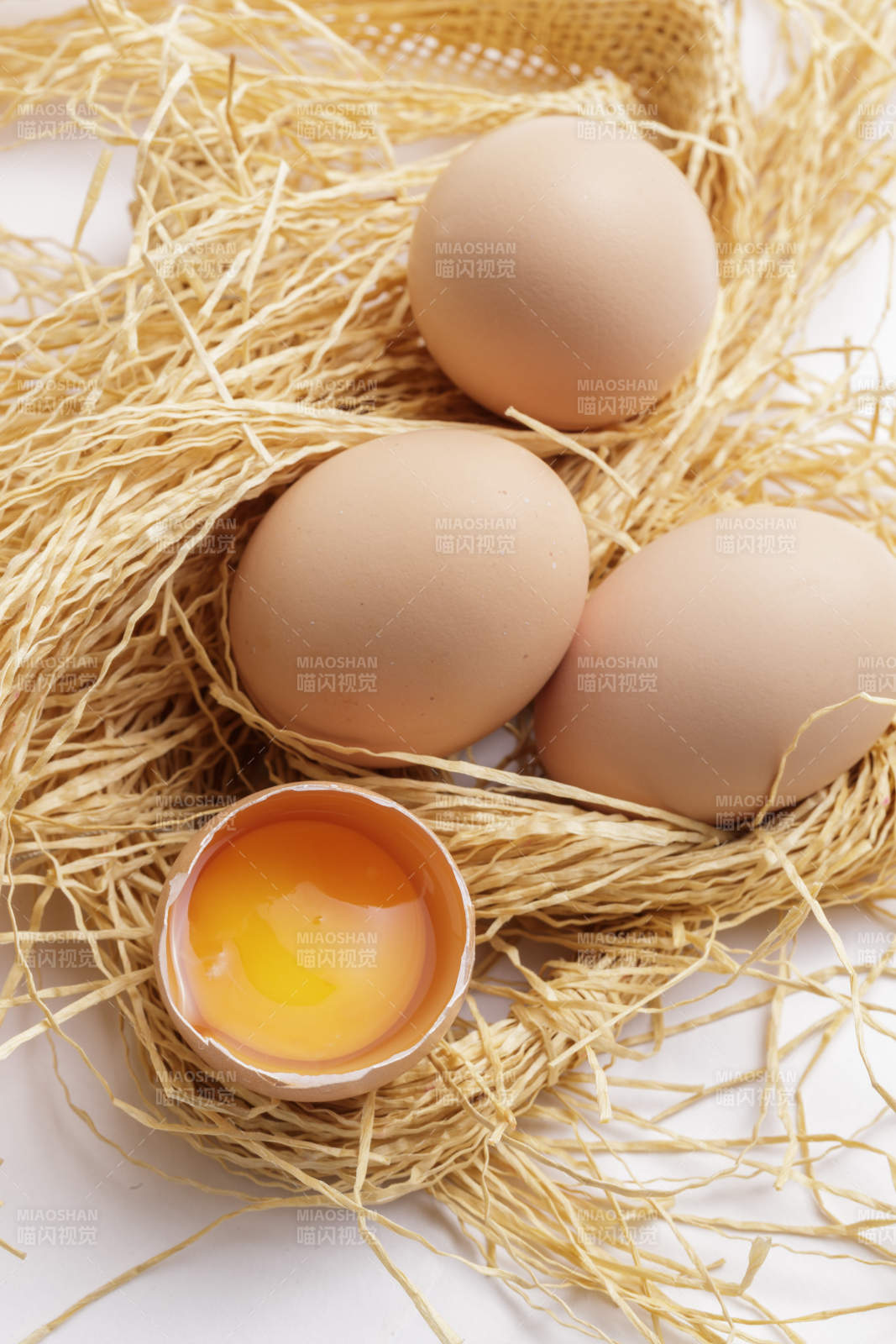 被草團擁抱的營養豐富味道鮮美的油雞蛋