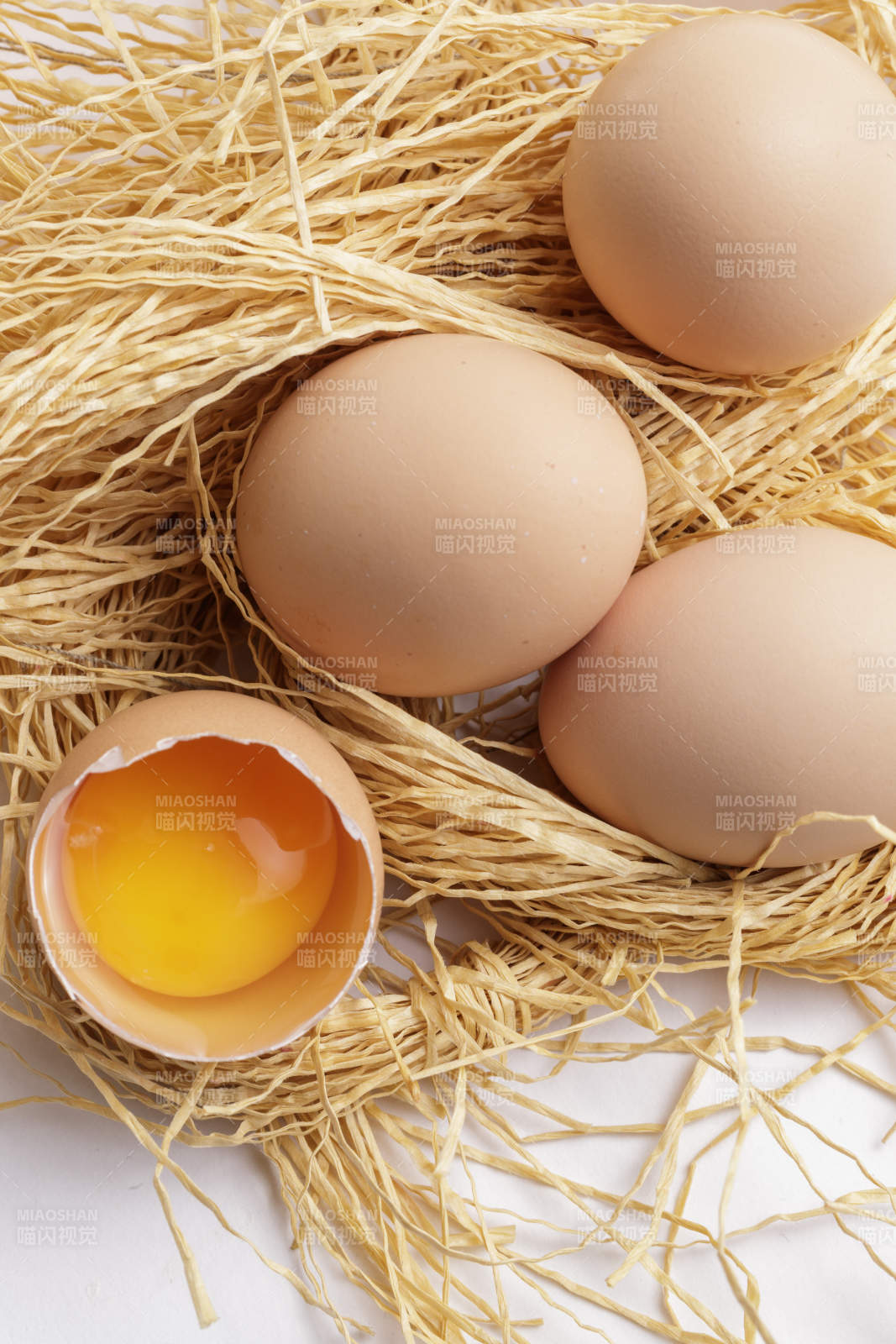 被草團擁抱的營養豐富味道鮮美的油雞蛋