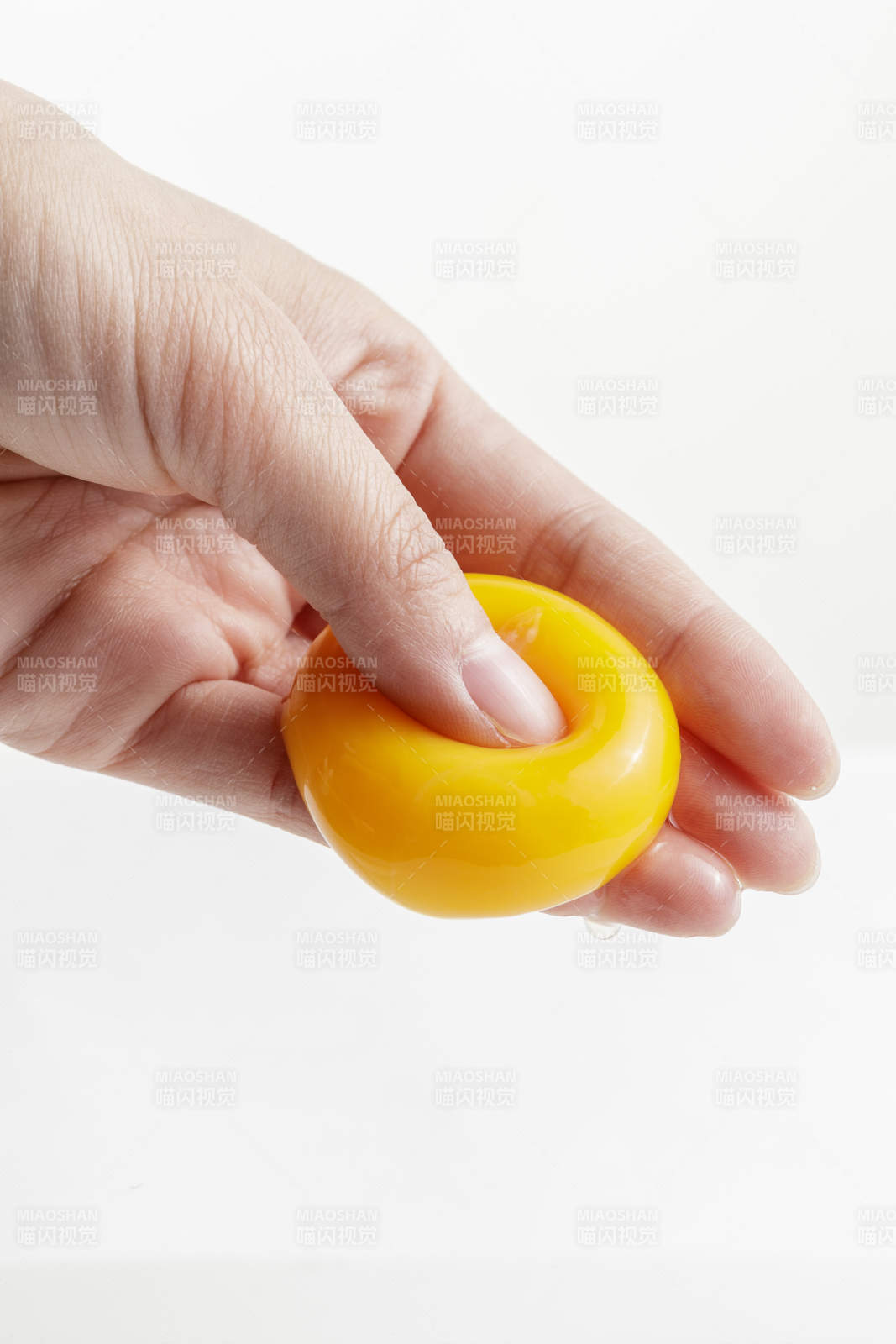 至于手中的質(zhì)地柔韌色澤金黃營(yíng)養(yǎng)豐富的油雞蛋黃