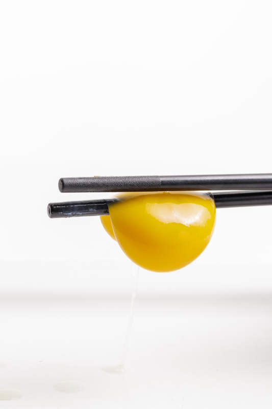 至于餐具上的质地柔韧色泽金黄营养丰富的油鸡蛋黄