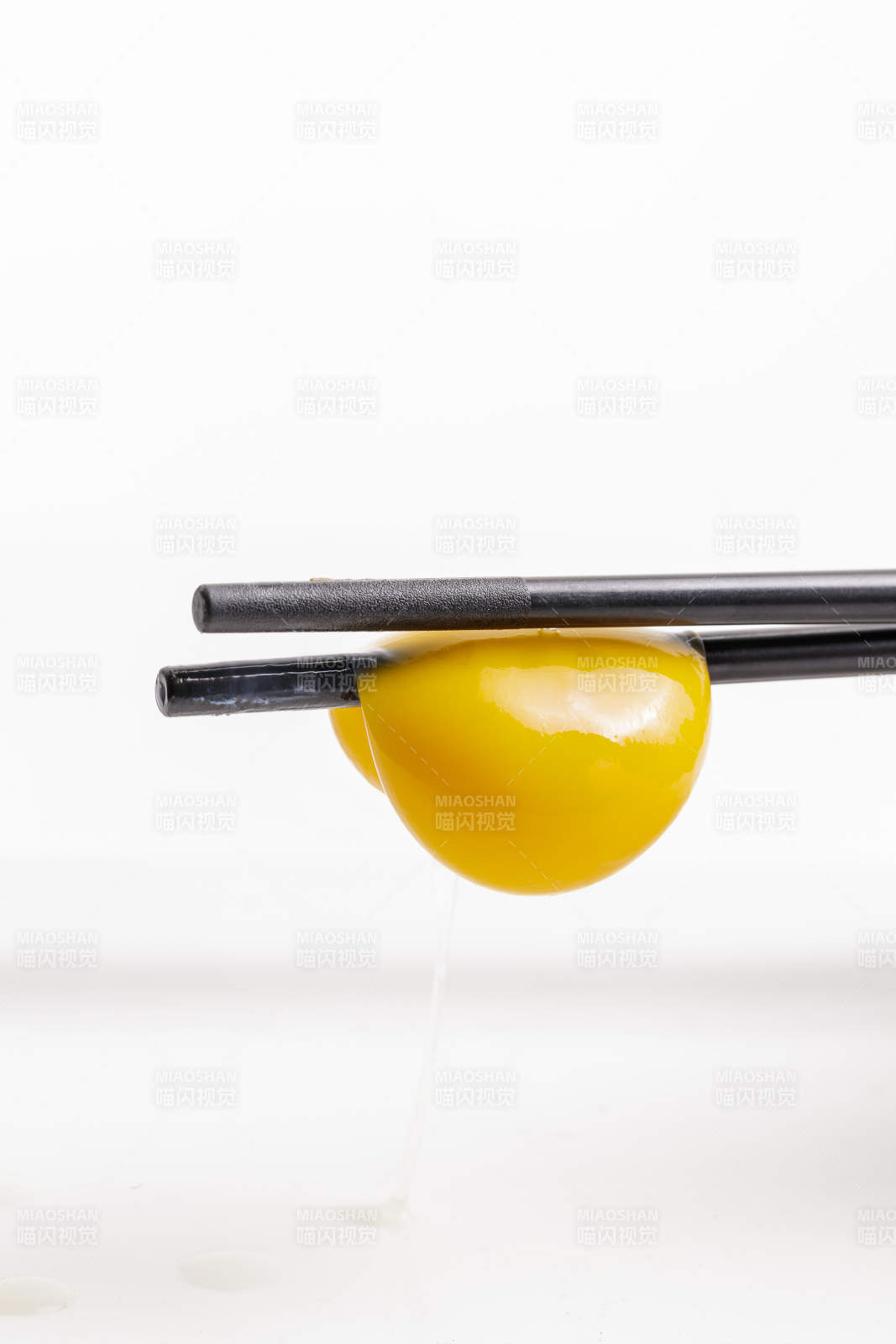 至于餐具上的質(zhì)地柔韌色澤金黃營養(yǎng)豐富的油雞蛋黃