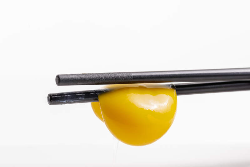 至于餐具上的质地柔韧色泽金黄营养丰富的油鸡蛋黄