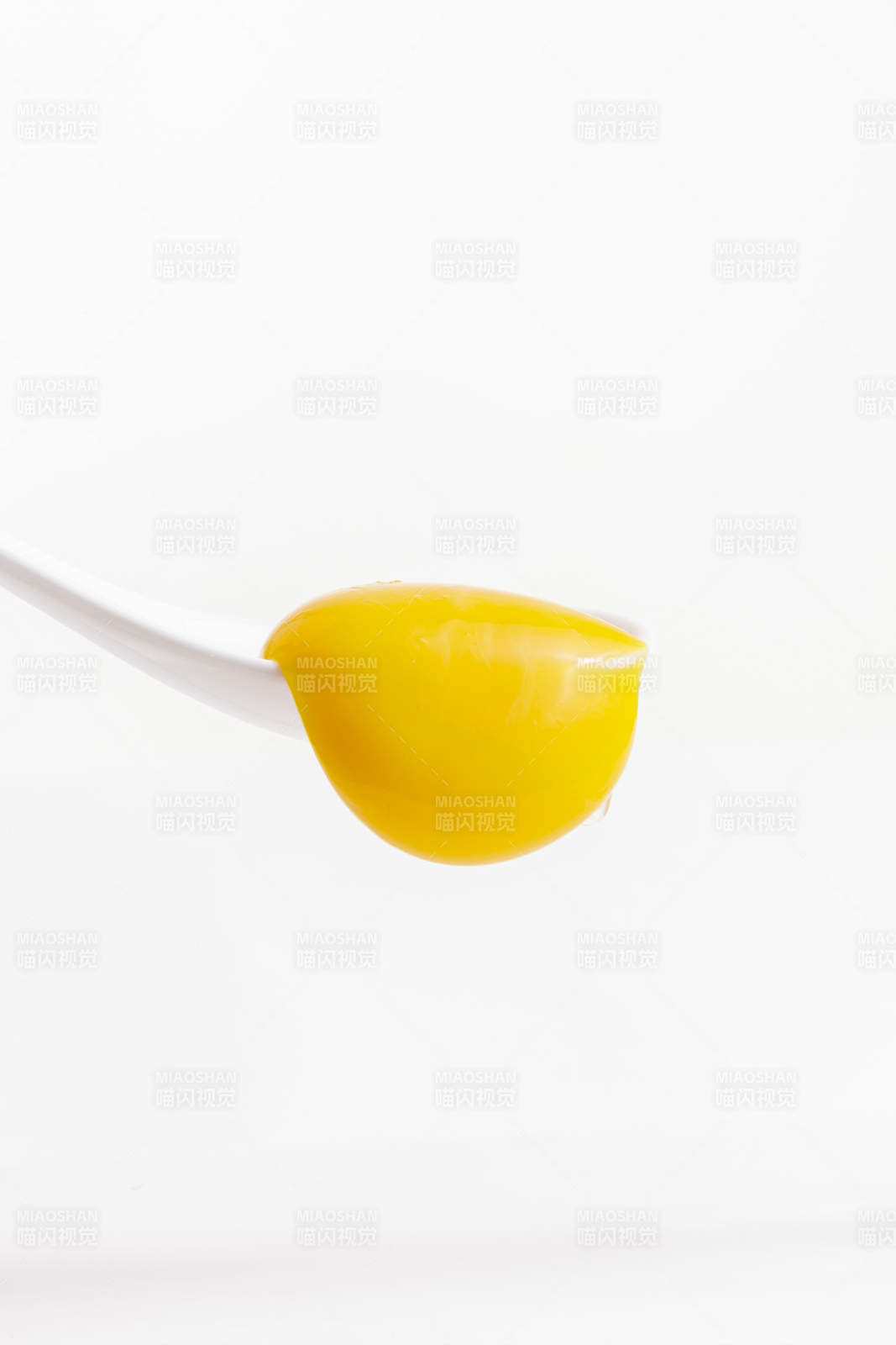 至于餐具上的質地柔韌色澤金黃營養豐富的油雞蛋黃