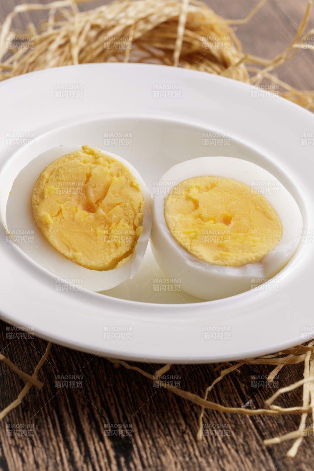 木質底板上的白瓷碟裝著的蛋黃綿密蛋白細嫩的特產由雞蛋
