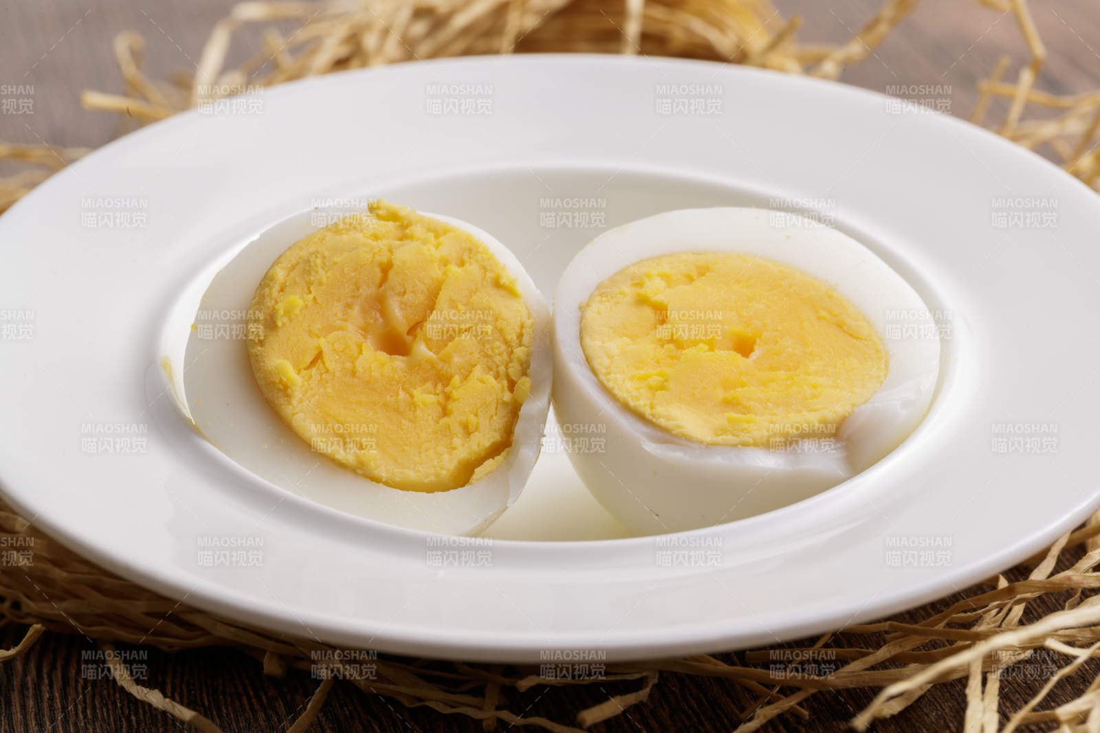 木質底板上的白瓷碟裝著的蛋黃綿密蛋白細嫩的特產由雞蛋