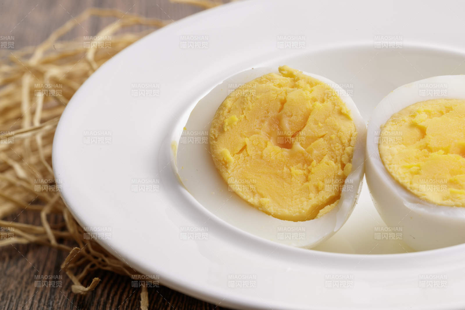 木質(zhì)底板上的白瓷碟裝著的蛋黃綿密蛋白細(xì)嫩的特產(chǎn)由雞蛋