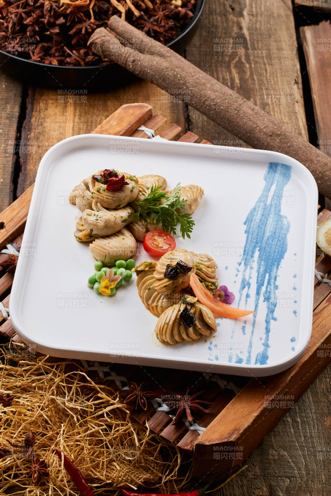 白色瓷盘装的腌渍口蘑