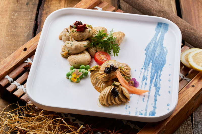 白色瓷盘装的腌渍口蘑