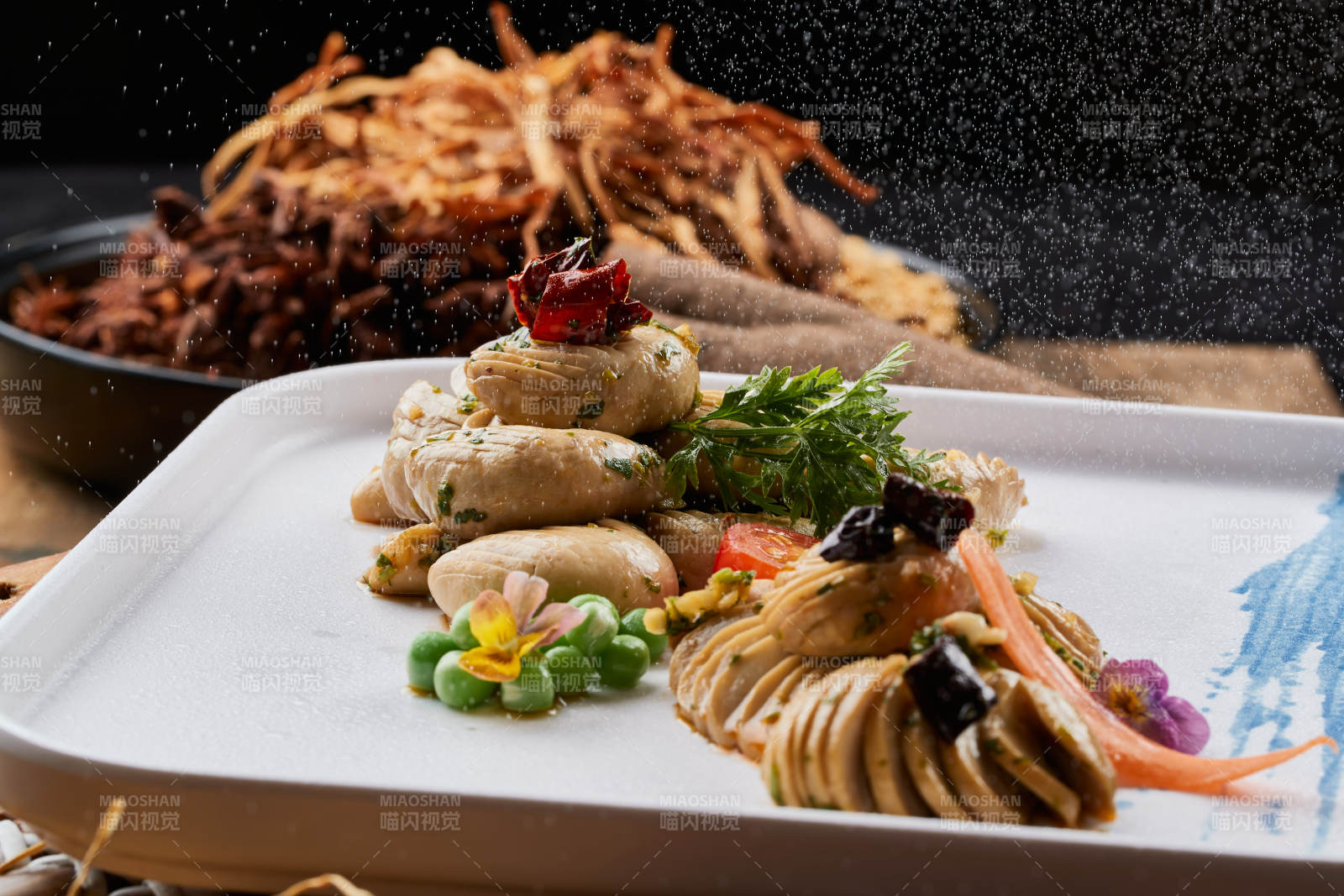 白色瓷盘装的腌渍口蘑