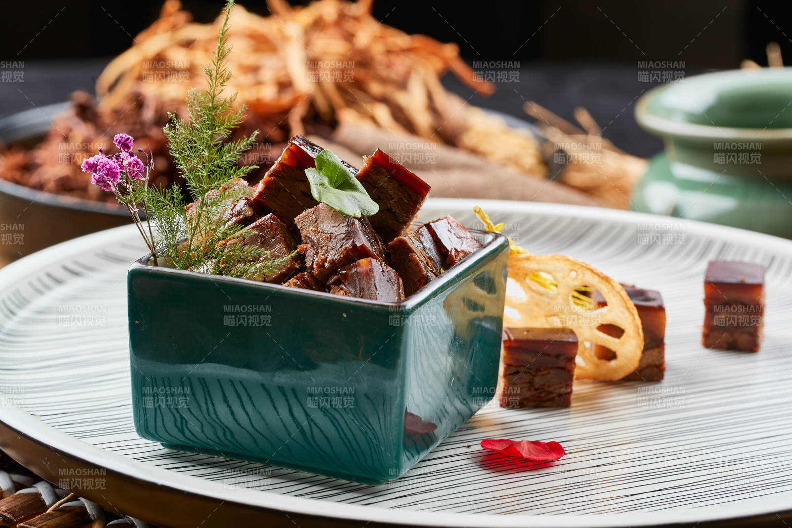 青釉方瓷缸裝的秘制帶皮醬牛五花