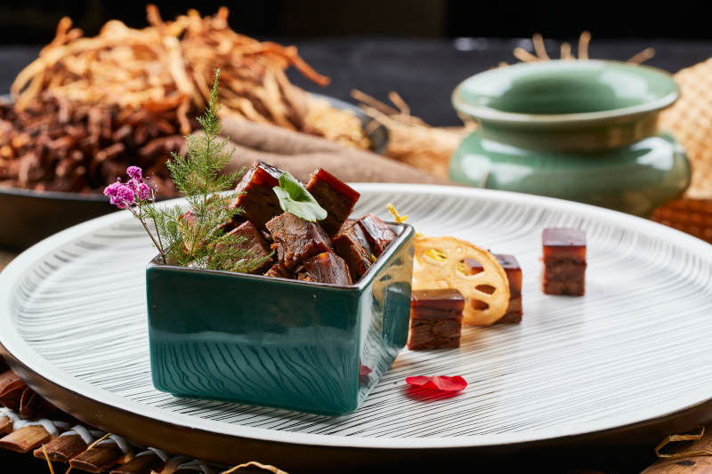 青釉方瓷缸裝的秘制帶皮醬牛五花