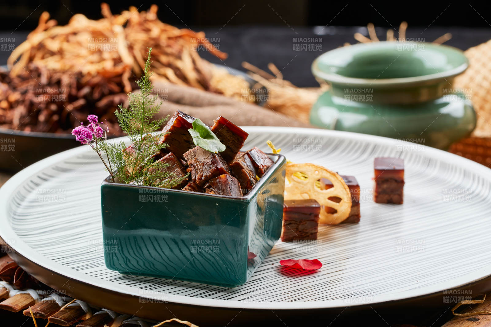 青釉方瓷缸裝的秘制帶皮醬牛五花