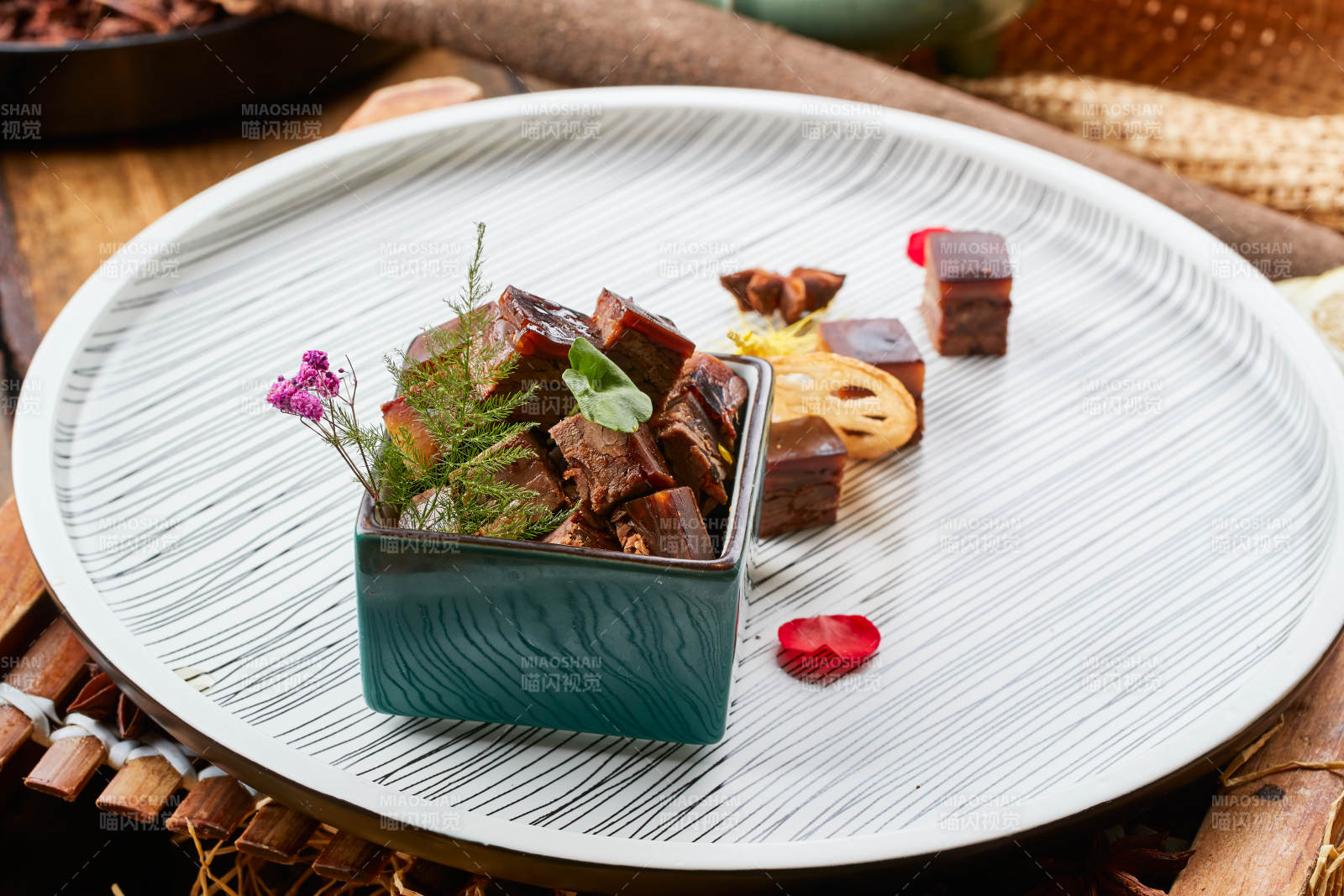 青釉方瓷缸裝的秘制帶皮醬牛五花