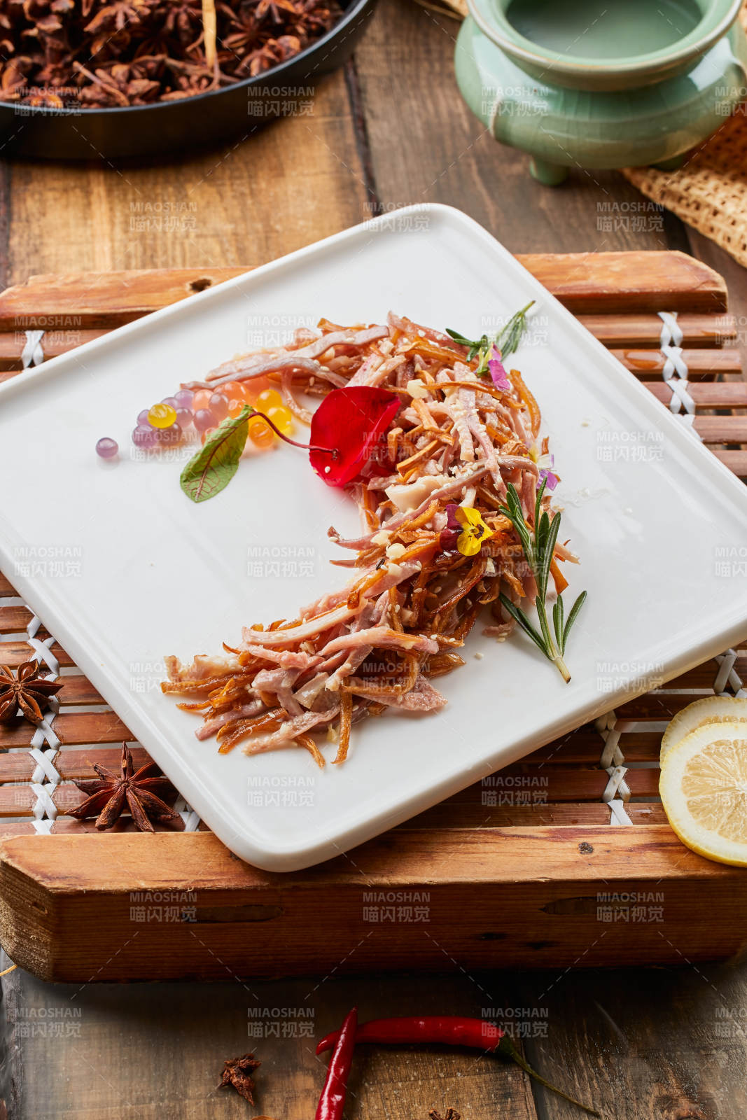 陳舊木板上的方瓷盤裝的風味手撕兔