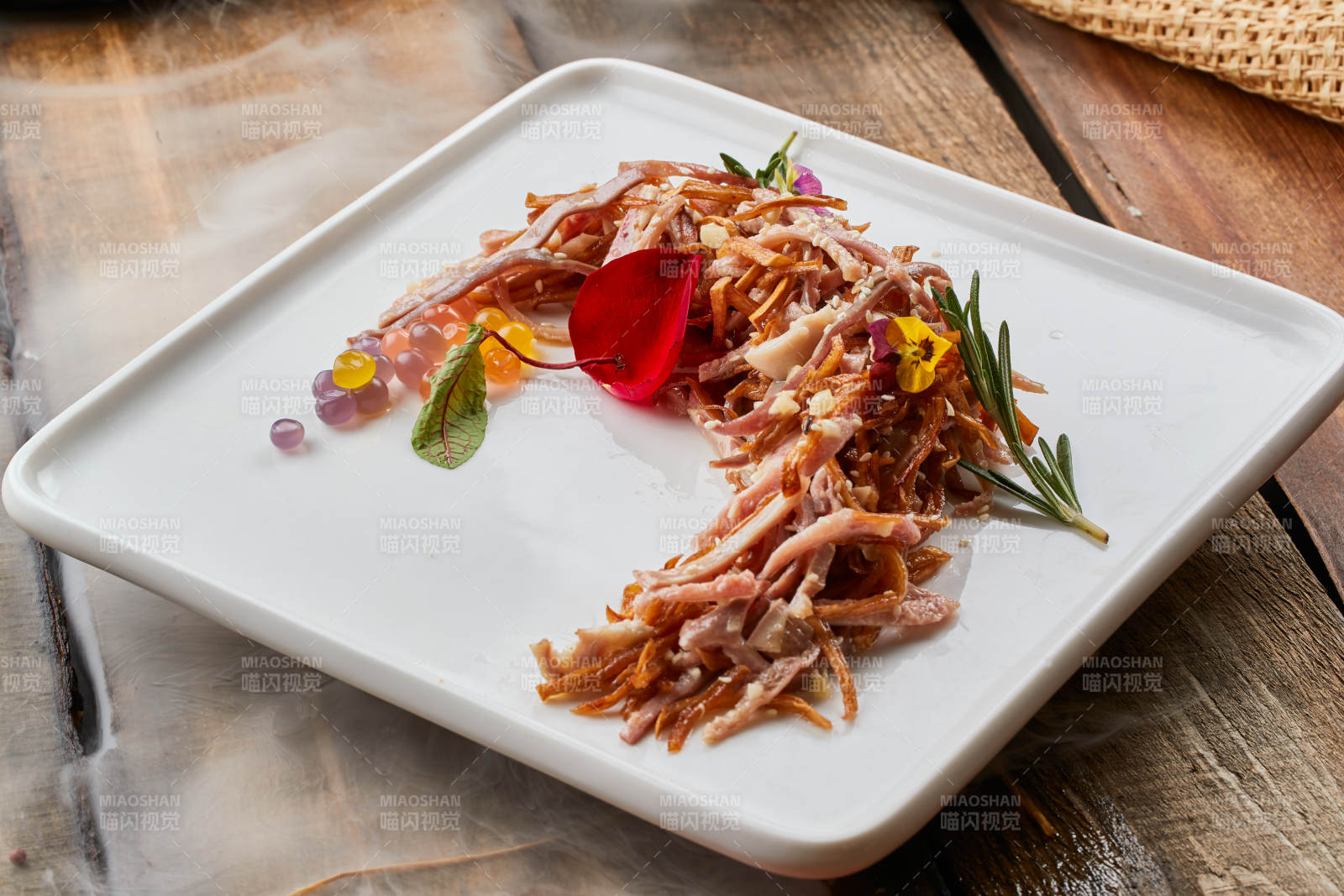 陳舊木板上的方瓷盤裝的風味手撕兔