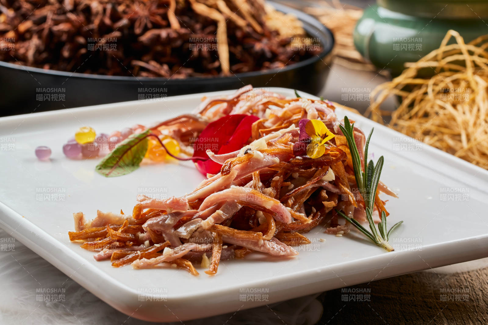 陳舊木板上的方瓷盤裝的風味手撕兔